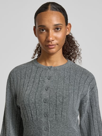 Frauenmodel trägt Strickjacke mit Rundhalsausschnitt Modell 'NOELLA' von NOISY MAY, grau, Material-Mix mit Stretch, Slim Fit, Nahaufnahme Oberkörper.