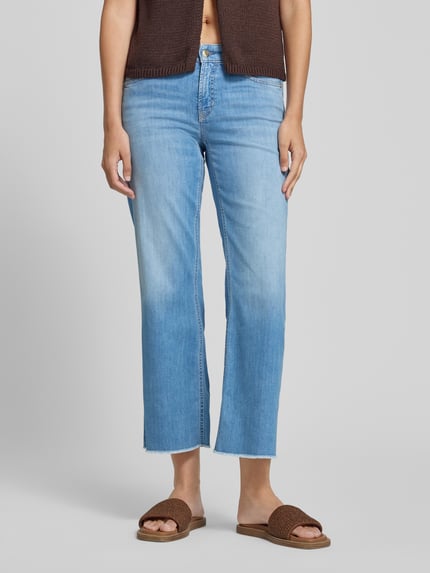Frauenmodel trägt Bootcut-Jeans aus Baumwoll-Mix Modell 'FRANCESCA' von Cambio in hellem Blau, Struktur glatter Denim, Nahaufnahme Oberkörper, Damen Bootcut-Jeans von Cambio.