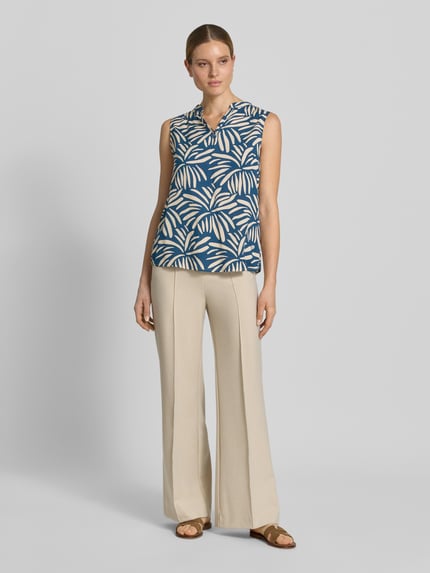 Vrouwenmodel draagt Regular Fit Blusentop uit viscose model 'Iv44anka' van ZABAIONE in all-over look met V-hals, ruglengte maat S 64 cm, overwegend blauw en beige, all-over print, stoffen textuur, geheel lichaam van voren