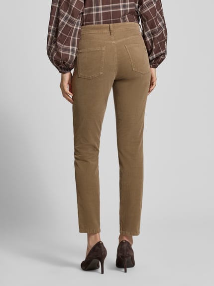 Frauenmodel trägt Slim Fit Cordhose aus Baumwoll-Mix Modell 'PIPER CROPPED' von CAMBIO in Beige, Textur mit feiner Rippenstruktur, Damen Slim Fit Jeans von CAMBIO, Ganzkörperansicht Rückansicht.
