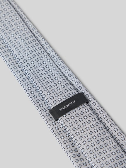 Produktfoto, Krawatte aus Seide-Mix mit Allover-Muster von BOSS im geometrischen Design in Silber und Hellgrau, Detailaufnahme