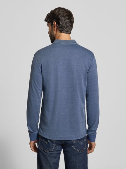 Männermodel trägt Regular Fit Poloshirt mit Baumwoll-Anteil von Christian Berg Men in Blau, Material-Mix, Rückenansicht, Ganzkörperansicht Rückansicht.