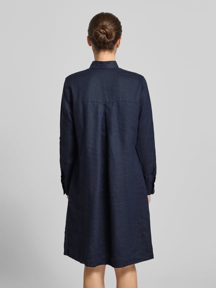Vrouwenmodel draagt Leinenkleid mit Stehkragen und kurzer Knopfleiste van Christian Berg Woman, donkerblauw linnen, recht model, knielengte, ruglengte maat 36: 99 cm, borstwijdte maat 36: 49 cm, mouwen met vaste omslag, mouwlengte maat 36: 63 cm, textuur fijn en glad, Ganzkörperansicht Rückansicht.