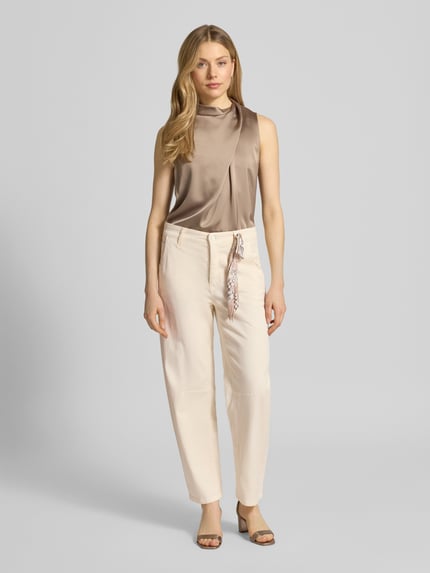 Frauenmodel trägt Hose mit Tuch Modell 'ORELIE' von Cambio aus Lyocell-Baumwoll-Mix mit Stretch-Anteil, Loose-Fit, Ganzkörperansicht von vorne.