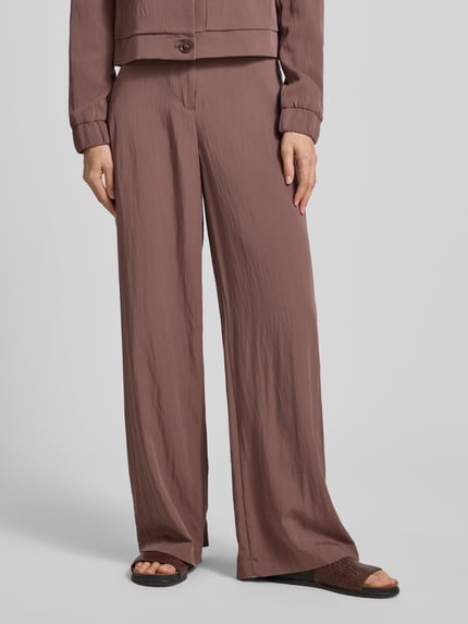 Frauenmodel trägt Hose mit französischen Eingrifftaschen von Christian Berg Woman Selection im Viskose-Mix, Loose-Fit, Haken- und Reißverschluss, Bundweite 39 cm, Innenbeinlänge 81 cm, Ganzkörperansicht von vorne.