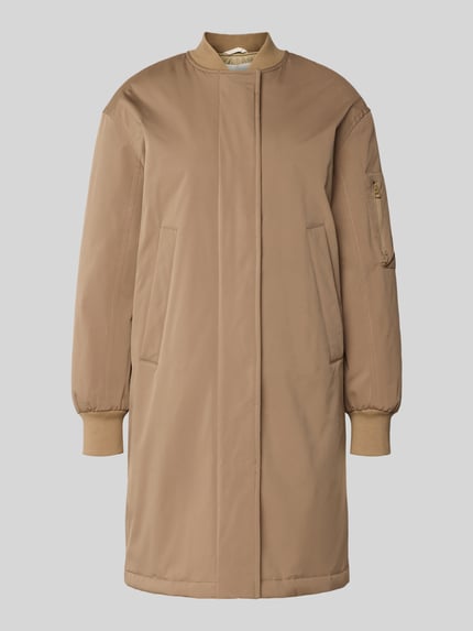 Produktfoto, Regular Fit Parka mit College-Kragen von Marc O'Polo w kolorze beżowym, gładka tkanina, dwie kieszenie boczne, zapięcie na zamek i napy, długi rękaw z ściągaczem, widoczne przeszycia label, tekstura drobno tkana