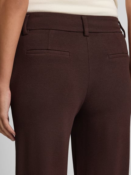 Frauenmodel trägt Fein strukturierte Hose aus Viskose von Christian Berg Woman in Braun, Regular Fit, Gesäßtaschen, Detailaufnahme, reine Viskose.