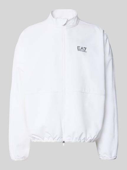 Produktfoto, biała Bomberka z stójką i nadrukiem z logo 'Bomberjacke mit Stehkragen und Logo-Print' von EA7 Emporio Armani, prosty krój, zamek błyskawiczny dwustronny, elastyczne wykończenia, materiał funkcyjny VENTUS7, długość tyłu w rozmiarze M: 71 cm, szerokość ramion w rozmiarze M: 75 cm, szerokość w rozmiarze M: 66 cm, długość rękawów w rozmiarze M: 54 cm.