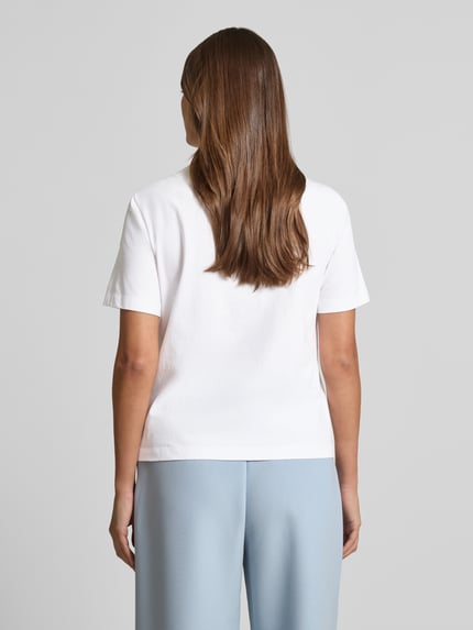 Frauenmodel trägt T-Shirt mit Motiv-Print und Pailletten von Marc Cain, reine Baumwolle, weiß, Regular Fit, Rückenansicht Ganzkörperansicht.