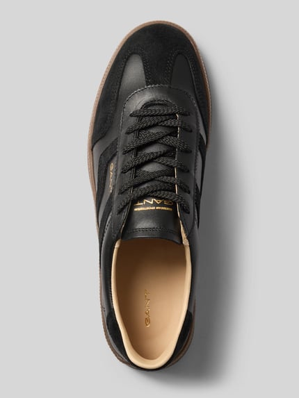 Produktfoto, czarne sneakersy z naturalnej skóry model 'Cuzima' od GANT, matowe i gładkie powierzchnie, kontekst: damskie sneakersy