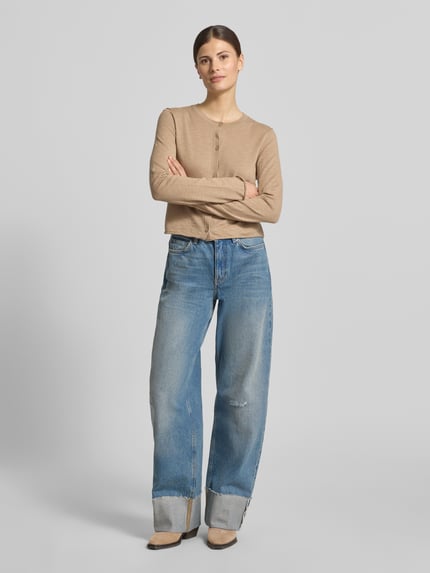 Vrouwenmodel draagt Regular Fit Cardigan aus Baumwolle-Leinen-Mix van Marc O'Polo, effen, fijn breisel, lange mouwen, rolzoom, katoenen-linnenmix, eenrijige knoopsluiting, ronde hals, regular fit, vooraanzicht volledige lichaamsopname.