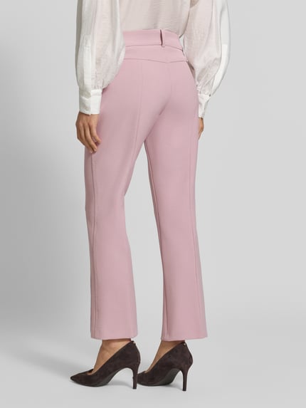 Frauenmodel trägt Regular Fit Schmale Hose mit Viskose-Baumwoll-Anteil Modell 'FARAH' von CAMBIO in Rosa, glatte Textur, Ganzkörperansicht Rückansicht. Damen Schmale Hose von CAMBIO.