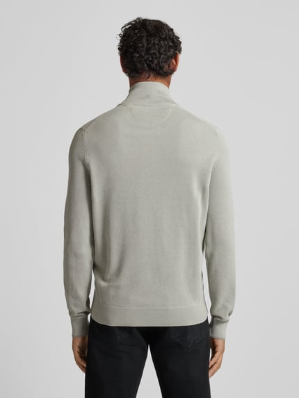 Männermodel trägt Strickpullover mit Troyer-Kragen von Lerros aus reiner Baumwolle, Regular-Fit, gerippte Abschlüsse, Rückenansicht.