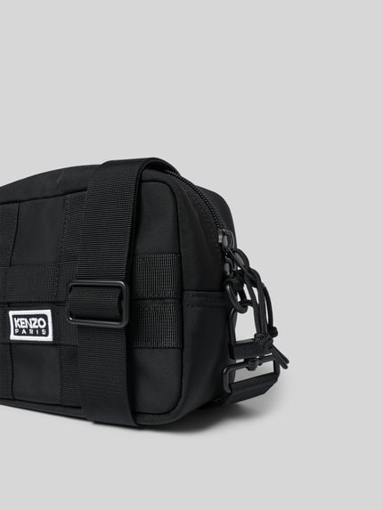 Produktfoto, schwarze Crossbody Bag mit Logo-Stitching von Kenzo, Strukturmuster, Reißverschluss, abnehmbarer Schulterriemen, Steckfach innen.