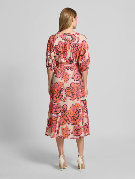 Frauenmodel trägt Midikleid mit Bindegürtel von WHITE LABEL in Reine Baumwolle, A-Linie, Allover-Look, Ganzkörperansicht Rückansicht.