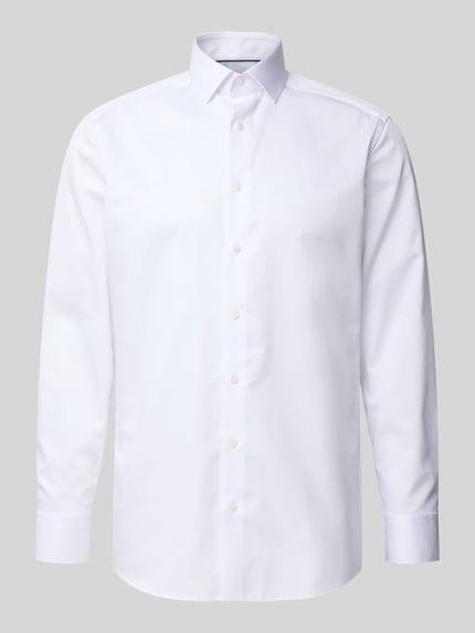 Produktfoto, weißes Modern Fit Businesshemd aus reiner Baumwolle Modell 'Global Kent' von OLYMP, glatte Textur, neutrale Beleuchtung
