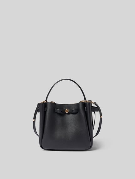 Produktfoto, Bucket Bag mit Logo-Detail von Tory Burch in Schwarz mit Strukturmuster, Hauptfach mit Magnetverschluss, Tunnelzug, abnehmbarer Schulterriemen, Maße 23 cm Breite, 22 cm Länge, 10 cm Tiefe.
