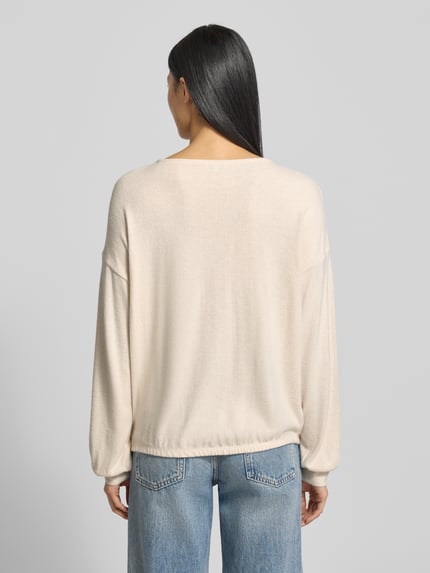 Frauenmodel trägt Regular Fit Sweatshirt aus Viskose-Mix von Tom Tailor in Melange-Optik mit elastischem Rumpfabschluss, Ganzkörperansicht Rückansicht.