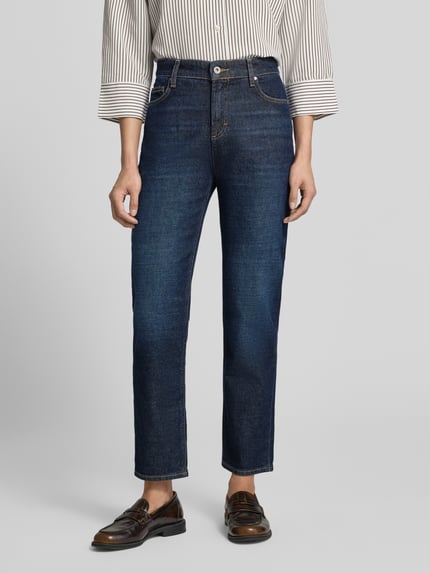 Frauenmodel trägt dunkelblaue Straight Fit Jeans aus Baumwoll-Mix Modell 'MADISON S' von Brax, Damen Straight Fit Jeans, Nahaufnahme Oberkörper.