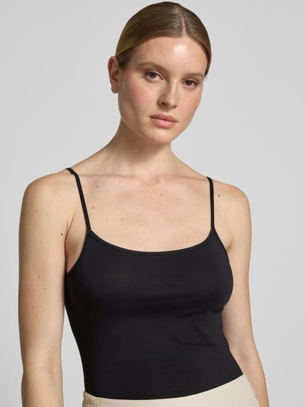 Frauenmodel trägt Regular Fit Trägertop aus Baumwoll-Mix von s.Oliver RED LABEL, Optik: Unifarben, Karree-Ausschnitt, Nahaufnahme Oberkörper.