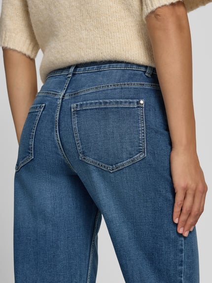 Frauenmodel trägt Jeans mit 5-Pocket-Design von Christian Berg Woman, blau, Baumwoll-Viskose-Mix, lockerer Schnitt, Nahaufnahme Rückansicht.