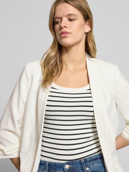 Frauenmodel trägt Regular Fit Longblazer mit Viskose-Anteil Modell 'BOSELLA' von Pieces, Optik: Unifarben, Reverskragen, Schulterpolster, 3/4-Arm, Ärmelabschluss gerafft, Materialverarbeitung: Webstruktur, Nahaufnahme Oberkörper.