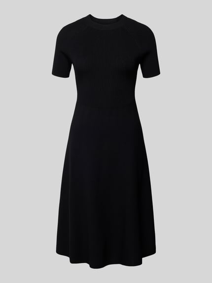 Produktfoto, Knielanges Strickkleid in Ripp-Optik mit 1/2-Arm von ARMANI EXCHANGE w czerni, faktura prążkowana, okrągły dekolt, taliowany krój