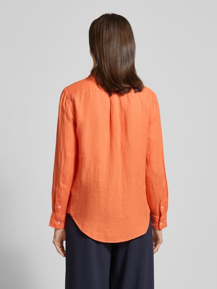 Männermodel trägt Hemdbluse mit Knopfleiste von Polo Ralph Lauren, pomarańczowy len, luźny krój, widok całej sylwetki z tyłu.