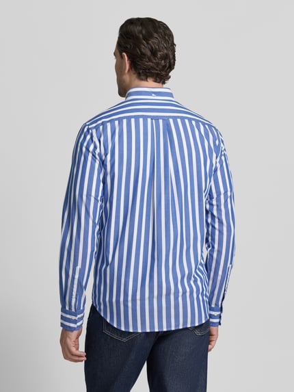 Männermodel trägt Slim Fit Freizeithemd mit Brusttasche von Gant, blau-weiß gestreift, reine Baumwolle, Rückenansicht, Ganzkörperansicht Rückansicht.
