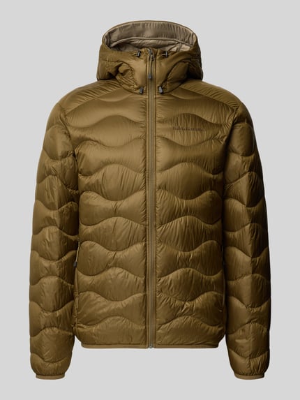 Produktfoto, Steppjacke mit Kapuze Modell 'Helium Down Hood' von Peak Performance in Olivgrün, sichtbare Steppnähte, glatte Textur