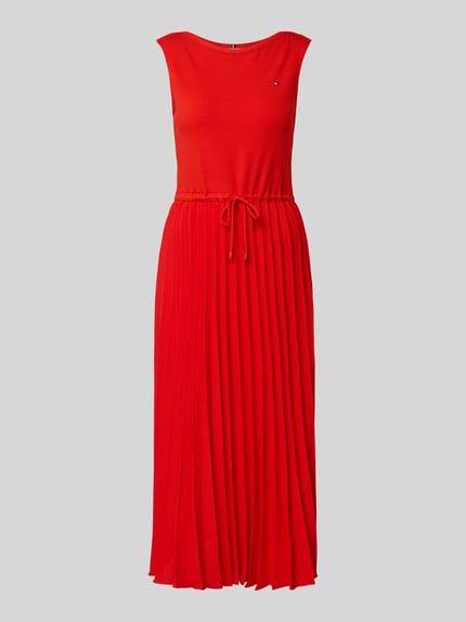 Vrouwenmodel draagt Slim Fit Midikleid aus Viskose-Mix van Tommy Hilfiger in effen rood, plissérok, midi lengte, zonder mouwen, u-boothals, logo-stitching, brede bandjes, viscose-mix, volledig lichaam vooraanzicht.