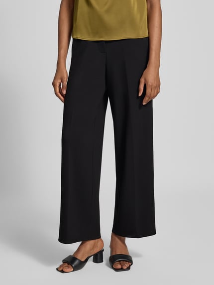 Vrouwenmodel draagt Regular fit wijdte broek uit modalmix model 'BELLIS' van VERO MODA, Dames wijdte broek, detailopname onderlichaam.