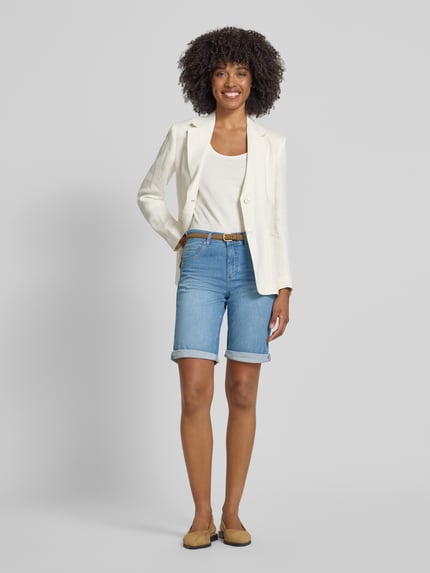 Frauenmodel trägt Jeansshorts mit Eingrifftaschen von Angels aus Baumwoll-Elasthan-Mix, Regular-Fit, hellblau mit Umschlag, Ganzkörperansicht von vorne. Bundweite bei Größe 36: 39 cm, Innenbeinlänge bei Größe 36: 27 cm.