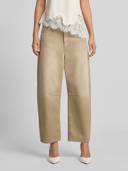 Frauenmodel trägt Regular Fitt Barrel Jeans aus reiner Baumwolle Modell 'ARCADIA' von Max Mara, Damen Barrel Jeans von Weekend Max Mara, sandfarbene Denim-Textur, weites Bein, Ganzkörperansicht von vorne