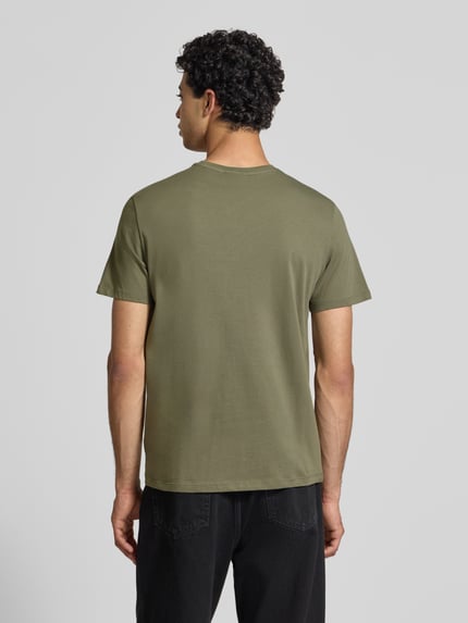 Männermodel trägt Regular Fit T-Shirt aus reine katoen van Calvin Klein Jeans, uni kleur, label patch, ronde hals, korte mouw, Ganzkörperansicht Rückansicht.