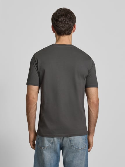 Männermodel trägt T-Shirt mit Label-Print von MARC O'POLO in Unifarbenes-Design aus Reine Baumwolle mit Gerader-Schnitt, Rückenlänge 69 cm, Ganzkörperansicht Rückansicht.