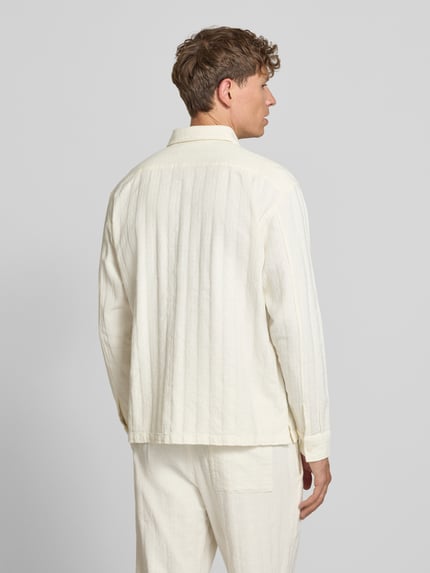 Männermodel trägt Regular Fit Freizeithemd mit Kentkragen und Brusttaschen von Jake*s, Reine Baumwolle, Strukturmuster, Rückenansicht Ganzkörperansicht. Rückenlänge bei Größe M: 71 cm, Schulterbreite bei Größe M: 47 cm, Ärmellänge bei Größe M: 65 cm.