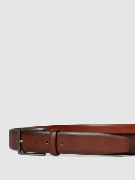 Produktfoto, Ledergürtel mit Dornschließe und Label-Detail van Pierre Cardin in bruin leer, klassieke vorm, 3,5 cm breed, gestructureerd oppervlak.