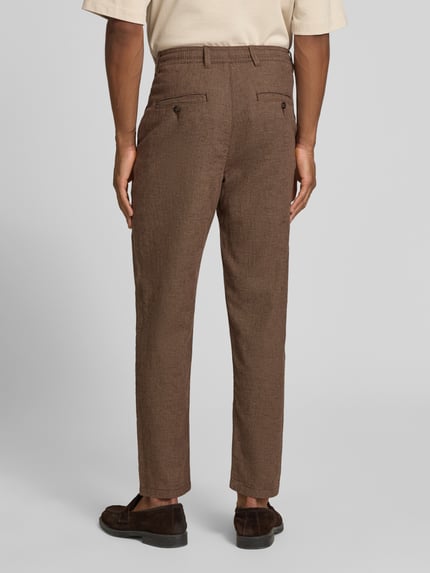 Männermodel trägt Regular Fit Stoffhose aus Baumwoll-Leinen-Mix von SELECTED HOMME, Melange-Optik, Ganzkörperansicht Rückansicht.