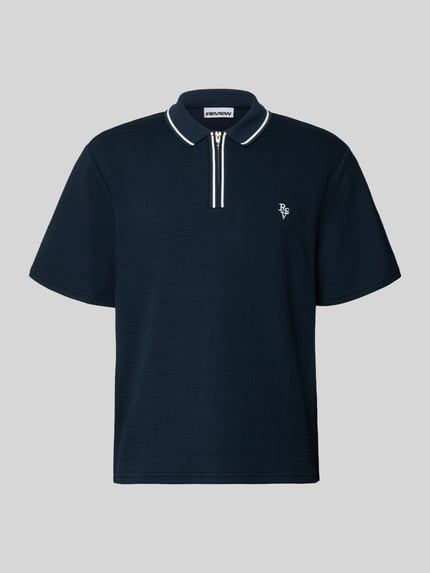 Produktfoto, Regular Fit Poloshirt mit Reißverschluss und Label-Stitching von REVIEW, dunkles Blau, Strukturmuster, Baumwoll-Mix, kurzer Schnitt.