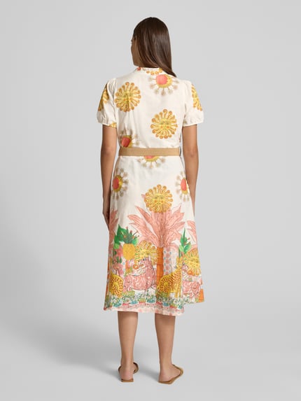 Frauenmodel trägt Midikleid im Allover-Look mit Gürtel von MORE & MORE aus Reine Baumwolle, A-Linie, Ganzkörperansicht Rückansicht.