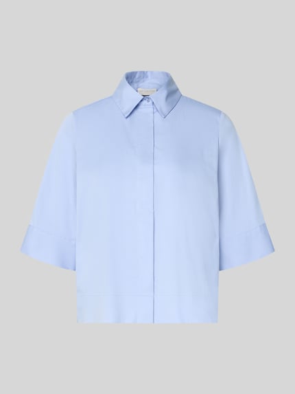 Produktfoto, lichtblauwe Boxy Fit Bluse mit verdeckter Knopfleiste van Milano Italy, katoenmix met stretch, overhemdkraag, glad oppervlak