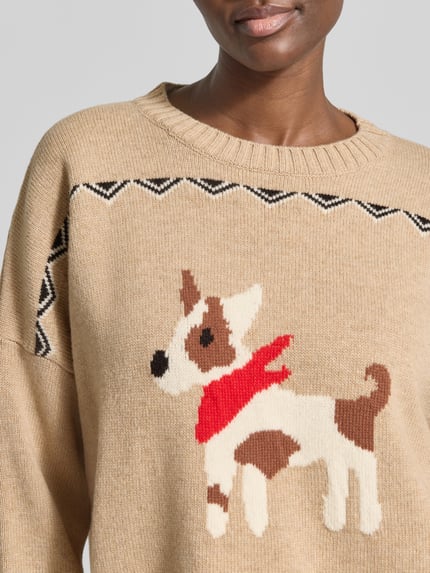 Frauenmodel trägt Relaxed Fit Pullover aus reiner Wolle Modell 'PAVIDI' von Weekend Max Mara, sandfarben mit Hundemotiv, Nahaufnahme Oberkörper. Damen Pullover von Weekend Max Mara.