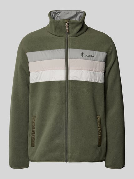 Produktfoto, heren jack met opstaande kraag, regular fit, ritssluiting, labelprint, steekzakken, model 'Teca' van Cotopaxi, olijfgroen met grijze en witte accenten, ruglengte maat M 68 cm, schouderbreedte 43 cm, borstwijdte 42 cm, mouwlengte 63 cm.