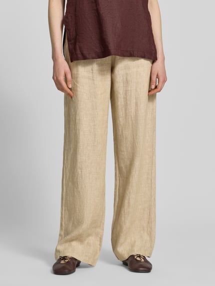 Frauenmodel trägt Leinenhose mit Bindegürtel Modell 'Chiara Belt' von MAC, Wide Leg, reine Leinen, Ganzkörperansicht von vorne.
