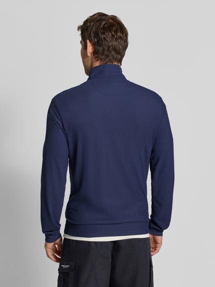 Männermodel trägt Regular Fit Troyer mit kurzem Reißverschluss von Polo Ralph Lauren in Dunkelblau, Ganzkörperansicht Rückansicht.