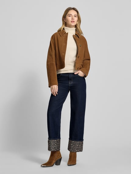 Frauenmodel trägt Straight Fit Jeans mit Umschlag und Ziersteinbesatz von miss goodlife aus dunkelblauem Baumwoll-Mix mit Stretch-Anteil, Ganzkörperansicht von vorne.