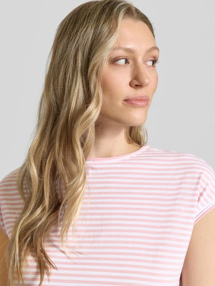 Frauenmodel trägt T-Shirt mit Rundhalsausschnitt von Christian Berg Woman aus Reine Baumwolle, Regular-Fit, Rollsaum, Nahaufnahme Oberkörper.