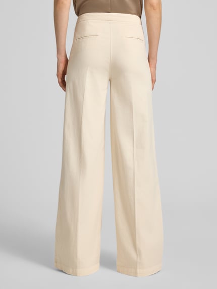 Frauenmodel trägt Wide Leg Hose mit Bügelfalten Modell 'Bridget' von SEDUCTIVE in Beige, Baumwoll-Mix mit Leinen-Anteil, Ganzkörperansicht Rückansicht.