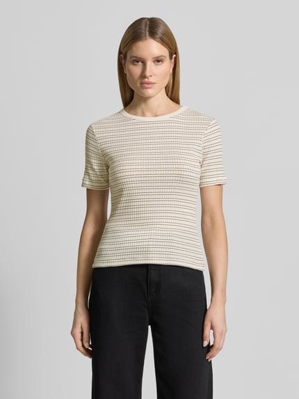 Vrouwenmodel draagt T-shirt met ronde hals model 'Soleili' van OPUS, katoenmix met stretch, slim fit, dames T-shirt, ruglengte maat 36: 55 cm, crèmekleurig met fijne structuur en smalle strepen, voorkant volledig zichtbaar, volledige lichaamsweergave van voren.